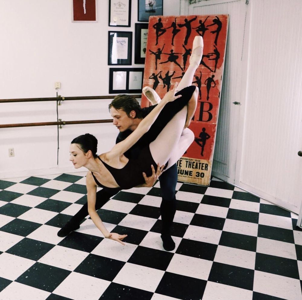 Larchmont Ballet Logo