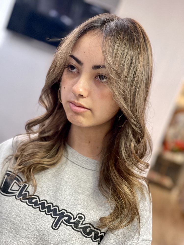 Sue's Hair Studio Logo