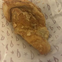 Prêt à Manger - Almond Croissant (€2.30)