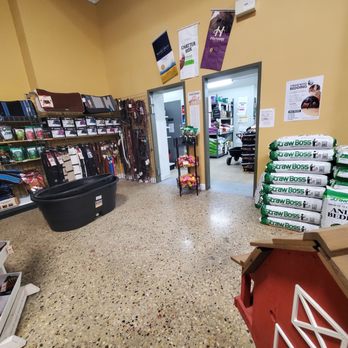CanvasBack Pet Supplies - The Feed Shop entrance, find horse, livestock and poultry feeds, Horse supplements, barn essentials, bedding like shavings and more - Pet Groomers Near Me - Lockport, Manitoba
