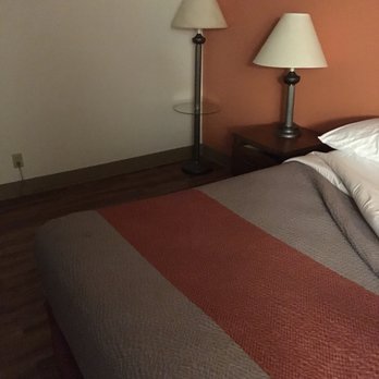 Motel 6 - Not even pics on the wall - Hotels Near Me - Maryland Heights, Missouri