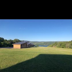Lakeside Resort - Cabins and lake view