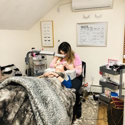 Salon Karizzma - Ariana... lash artist..Offering free eyebrow threading with a full set of lash extensions.