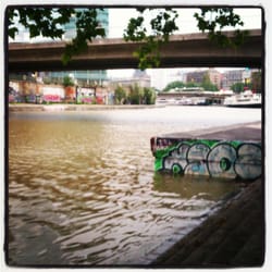Beim Hochwasser 2013 mitten in der Stadt - der Donaukanal hält!