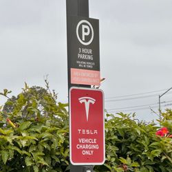 Tesla Supercharger - City of Industry - 3 hour parking limit for mall but also various 30 minute chargers