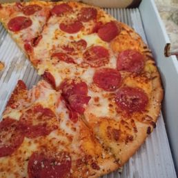 Ooh soooo good! Pepperoni and fresh garlic pizza...