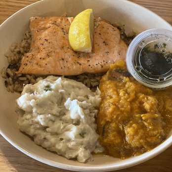 Modern Market Eatery - protein bowl: salmon with Roasted Garlic Mashed Potatoes and Rosemary Sweet Potato Mash - Salad Near Me - Austin, Texas