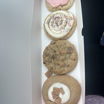 Crumbl - Levittown - Vanilla glaze featuring cinnamon toast crunch, chocolate chip, birthday cake, classic pink sugar - Bakeries Near Me - Levittown, New York Crumbl - Levittown - Vanilla glaze featuring cinnamon toast crunch, chocolate chip, birthday cake, classic pink sugar - Bakeries Near Me - Levittown, New York