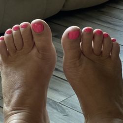 Nailport Express - Toe nails.  Asked for square. I got slightly rounded.  ‍