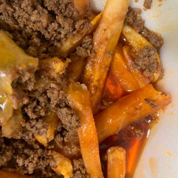 Yellow Basket - Chili cheese fries. Food oil sitting in the bottom of container! - Burgers Near Me - Carson, California