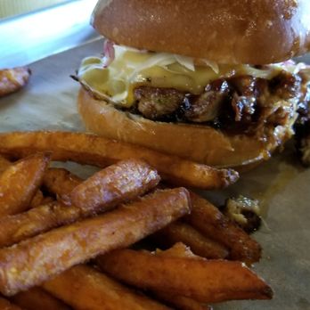 Oz. Tap House - Pulled pork, very tasty - Beer Gardens Near Me - Austin, Texas