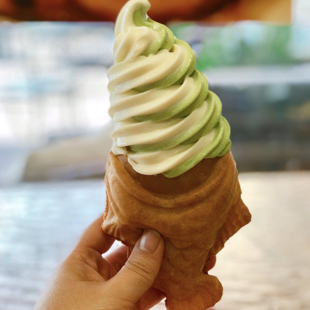Mochi - Taiyaki soft serve, vanilla and green tea swirl! (ig: @chiquita_linda_) - Ice Cream & Frozen Yogurt Near Me - Irvine, California