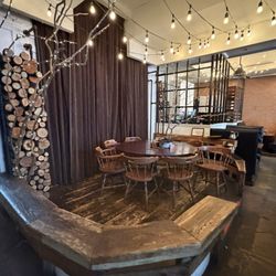 Eno’s Pizza Tavern - Indoor seating