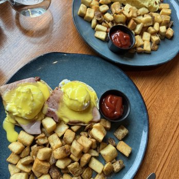 Drumheller's Food & Drink - Palouse Benedict and Columbia Valley Omelet - New American Near Me - Richland, Washington