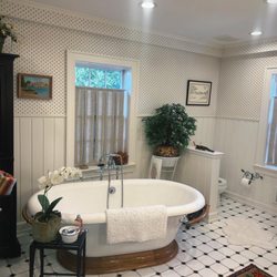 The Timbrook Guesthouse - East wing tub and bathroom