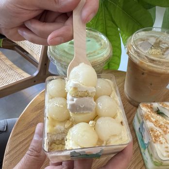 La La Bakeshop - Vietnamese Near Me - North York, Ontario