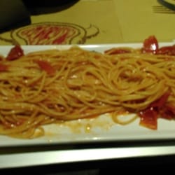 Il Gigante Bianco - Fresh pasta sauce and their long plates.
