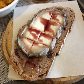 Vega 10 - goat's cheese on toast - Signature Cuisine Near Me - Seville, SE