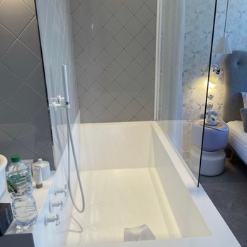 Le Lapin Blanc - Large bathtub big enough for two - Hotels Near Me - Paris, 75