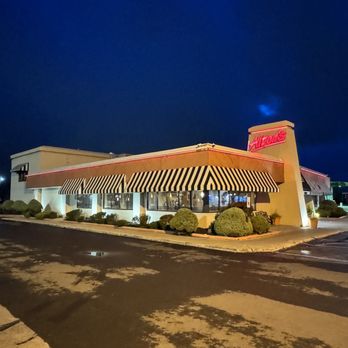 Alton's - the exterior of a restaurant at night - Diners Near Me - Buffalo, New York