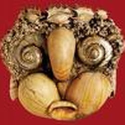 Collection de l'art brut - Masque loufoque en coquillages