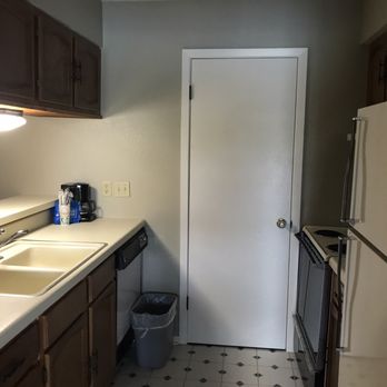 John Newcombe Tennis Ranch - Condo kitchen, washer/dryer is behind the door - Hotels Near Me - New Braunfels, Texas John Newcombe Tennis Ranch - Condo kitchen, washer/dryer is behind the door - Hotels Near Me - New Braunfels, Texas