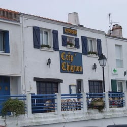 Crep'chignon - Surtout, reservez; parceque ce n'est pas bien grand et la terrasse, c'est une bande de trottoir!