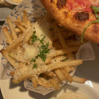 Earls Kitchen + Bar - Canadian (New) Near Me - Burnaby, British Columbia