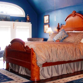 Reagan's Queen Anne Bed and Breakfast - Captain's Quarters 3 rm Suite, 3rd floor, private ensuite bath w/clawfoot tub, hardwood floor, Queen, Full and Twin beds, views - Hotels Near Me - Hannibal, Missouri Reagan's Queen Anne Bed and Breakfast - Captain's Quarters 3 rm Suite, 3rd floor, private ensuite bath w/clawfoot tub, hardwood floor, Queen, Full and Twin beds, views - Hotels Near Me - Hannibal, Missouri