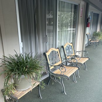 Piazza's Pine Cone Inn - Front porch seating - Hotels Near Me - Kernville, California