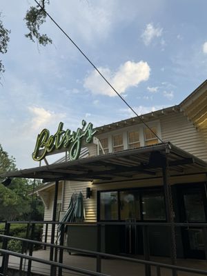 Betsy's at Evelyn's Park by null