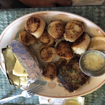 Lee's Inlet Kitchen - Scallops and crab cake combo - Seafood Near Me - Murrells Inlet, South Carolina Lee's Inlet Kitchen - Scallops and crab cake combo - Seafood Near Me - Murrells Inlet, South Carolina