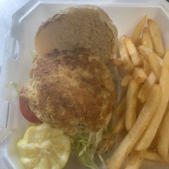 Chef Richards Comfort Foods - Maryland-style Crabcake Sandwich combo - Food Trucks Near Me Chef Richards Comfort Foods - Maryland-style Crabcake Sandwich combo - Food Trucks Near Me