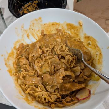 Kiin Di - Khao soi - takeout (after mixing) - Food Trucks Near Me - Austin, Texas