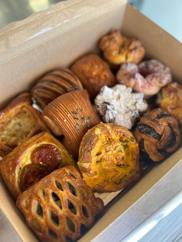 Tourage Patisserie & Confections Logo