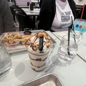 Sugar Factory Express - Caramel sundae - Desserts Near Me - Bloomington, Minnesota
