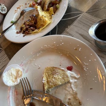 833 Brick Cafe - Meat Lovers Omelet and Strawberry Banana Brioche French Toast - American Near Me - Livermore, California