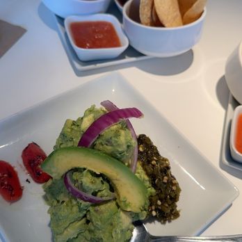 Doce Mesas - Guacamole and salsa plate - Mexican Near Me - Dallas, Texas