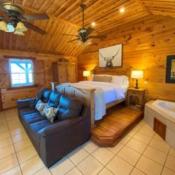 Mena Mountaintop Cabins - Cabin #11 Bedroom