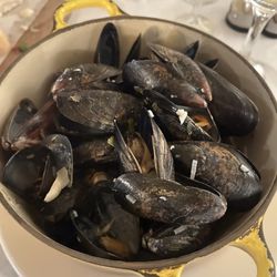 Luc's Cafe & Restaurant - White wine mussles