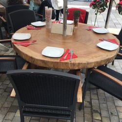 Pizzeria Ciao Malaga - Beautiful tables but terrible quality food.