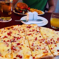 Café 59 - Emmentaler Speck Flammkuchen und Classic Burger