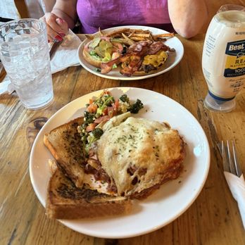 Odell Lake Resort Restaurant - Lasagna with vegetables (marinated) and garlic toast! Another bacon cheeseburger! - New American Near Me - Crescent Lake, Oregon Odell Lake Resort Restaurant - Lasagna with vegetables (marinated) and garlic toast! Another bacon cheeseburger! - New American Near Me - Crescent Lake, Oregon