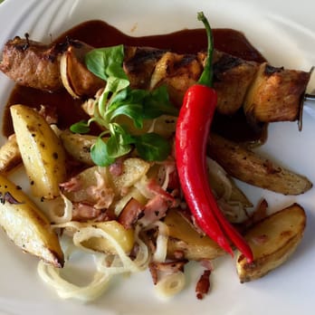 Luna restaurant - Špíz s kuřecím a vepřovým s Pekařskými brambory - Italian Near Me - Černošice, ST