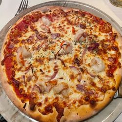 Il Porcino Restaurant - Pizza II Porcino mit Scampi, Schinken und Zwiebeln / Pizza II Porcino with scampi, ham and onions