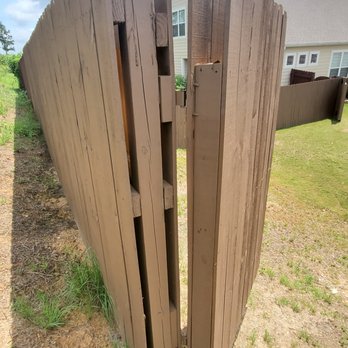 River Construction - Hinge not mounted to 2 x 4 pickets on an angle - General Contractors Near Me - Columbiana, Alabama River Construction - Hinge not mounted to 2 x 4 pickets on an angle - General Contractors Near Me - Columbiana, Alabama