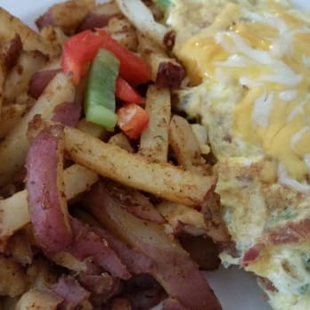 Rialto Cafe - Denver Omelete (bacon subbed fo ham) and home potatoes - Breakfast & Brunch Near Me - Fullerton, California