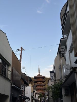 Hōkan-ji Temple (Yasaka Pagoda) by null