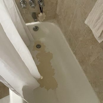 Ocean Manor Beach Resort - Nasty tub - Hotels Near Me - Fort Lauderdale, Florida