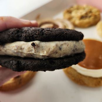 Crumbl - Mason - Oreo Mallow Sandwich - Bakeries Near Me - Mason, Ohio Crumbl - Mason - Oreo Mallow Sandwich - Bakeries Near Me - Mason, Ohio